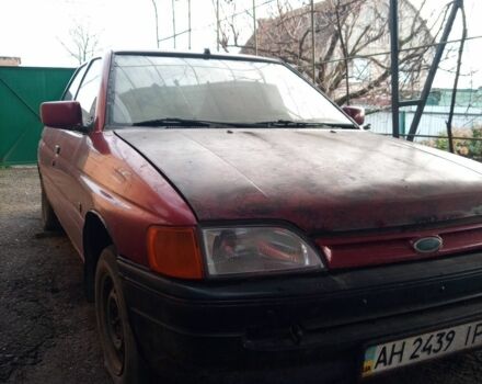 Красный Форд Орион, объемом двигателя 1.4 л и пробегом 300 тыс. км за 497 $, фото 1 на Automoto.ua