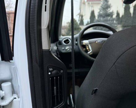 Белый Форд С-Макс, объемом двигателя 2 л и пробегом 176 тыс. км за 10346 $, фото 62 на Automoto.ua