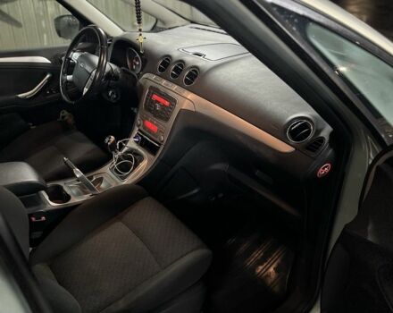 Бежевый Форд С-Макс, объемом двигателя 1.8 л и пробегом 220 тыс. км за 3250 $, фото 6 на Automoto.ua