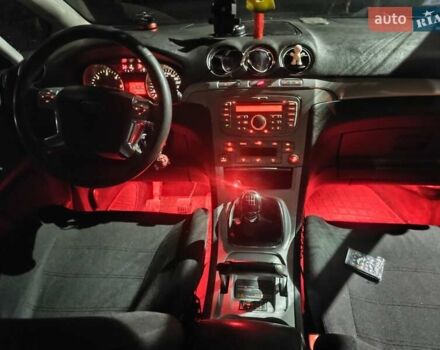 Красный Форд С-Макс, объемом двигателя 2 л и пробегом 300 тыс. км за 6550 $, фото 4 на Automoto.ua