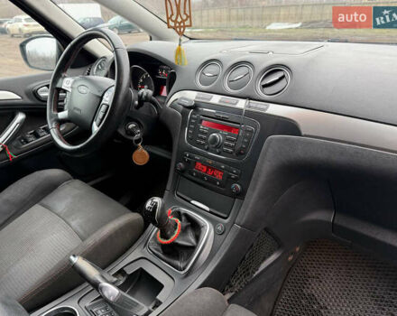 Красный Форд С-Макс, объемом двигателя 2 л и пробегом 229 тыс. км за 6699 $, фото 7 на Automoto.ua