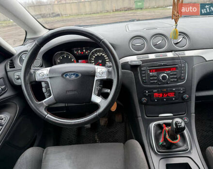 Красный Форд С-Макс, объемом двигателя 2 л и пробегом 229 тыс. км за 6699 $, фото 6 на Automoto.ua