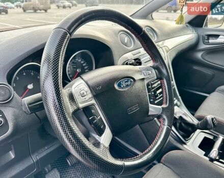Красный Форд С-Макс, объемом двигателя 2 л и пробегом 232 тыс. км за 7700 $, фото 1 на Automoto.ua