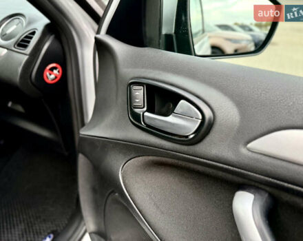 Серый Форд С-Макс, объемом двигателя 2 л и пробегом 330 тыс. км за 11450 $, фото 48 на Automoto.ua