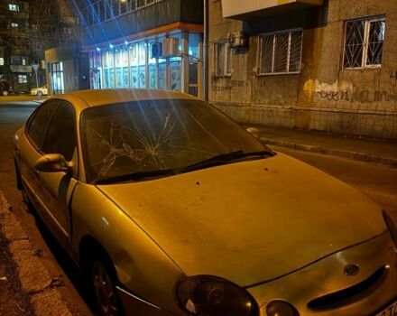 Серый Форд Таурус, объемом двигателя 3 л и пробегом 111 тыс. км за 900 $, фото 1 на Automoto.ua