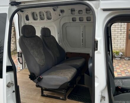 Белый Форд Турнео Коннект, объемом двигателя 1.8 л и пробегом 235 тыс. км за 5200 $, фото 9 на Automoto.ua