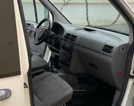 Белый Форд Турнео Коннект, объемом двигателя 1.8 л и пробегом 475 тыс. км за 3600 $, фото 3 на Automoto.ua