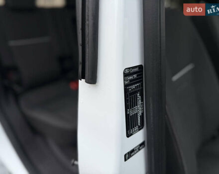 Белый Форд Турнео Коннект, объемом двигателя 1.5 л и пробегом 247 тыс. км за 13199 $, фото 90 на Automoto.ua