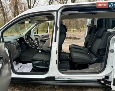 Белый Форд Турнео Коннект, объемом двигателя 1.5 л и пробегом 134 тыс. км за 17499 $, фото 44 на Automoto.ua