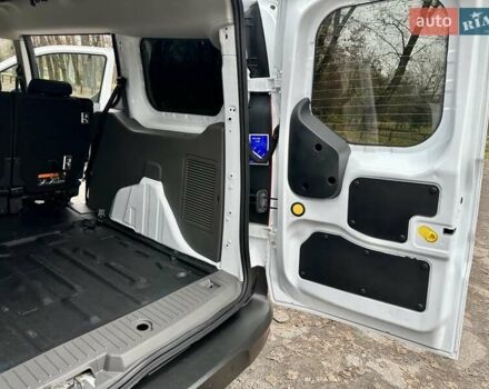 Белый Форд Турнео Коннект, объемом двигателя 1.5 л и пробегом 134 тыс. км за 17499 $, фото 41 на Automoto.ua