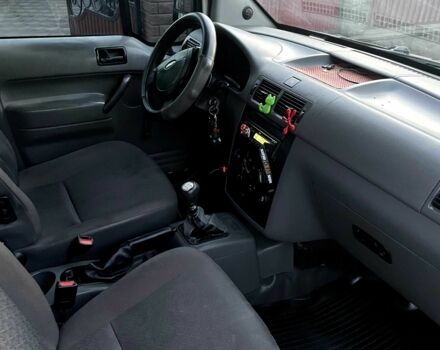 Белый Форд Турнео Коннект, объемом двигателя 1.8 л и пробегом 372 тыс. км за 3900 $, фото 6 на Automoto.ua