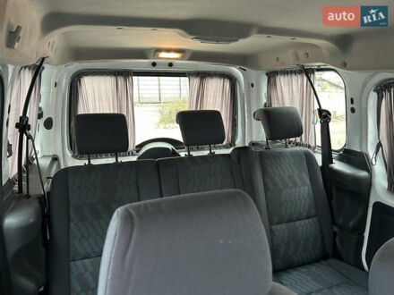 Белый Форд Турнео Коннект, объемом двигателя 1.8 л и пробегом 300 тыс. км за 5000 $, фото 1 на Automoto.ua