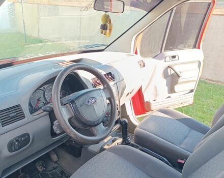 Красный Форд Турнео Коннект, объемом двигателя 0 л и пробегом 284 тыс. км за 4083 $, фото 2 на Automoto.ua