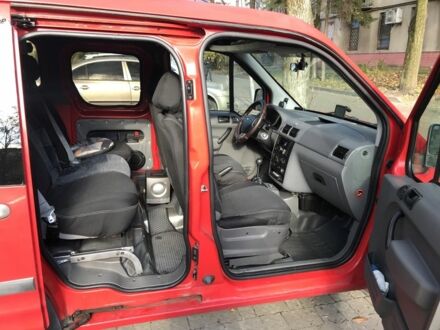 Красный Форд Турнео Коннект, объемом двигателя 1.8 л и пробегом 239 тыс. км за 3700 $, фото 1 на Automoto.ua