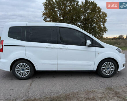 Белый Форд Tourneo Courier, объемом двигателя 1.5 л и пробегом 220 тыс. км за 9200 $, фото 5 на Automoto.ua