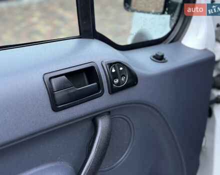 Білий Форд Транзит Коннект, об'ємом двигуна 1.8 л та пробігом 260 тис. км за 4550 $, фото 13 на Automoto.ua