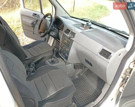 Форд Транзит Коннект 2006 у Коростене на Automoto.ua Білий Форд Транзит Коннект, об'ємом двигуна 1.8 л та пробігом 318 тис. км за 6300 $, фото 9 на Automoto.ua