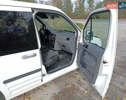 Форд Транзит Коннект 2006 у Коростене на Automoto.ua Білий Форд Транзит Коннект, об'ємом двигуна 1.8 л та пробігом 318 тис. км за 6300 $, фото 8 на Automoto.ua