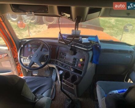 Оранжевый Фредлайнер Конвеншионал, объемом двигателя 12.7 л и пробегом 900 тыс. км за 13000 $, фото 4 на Automoto.ua