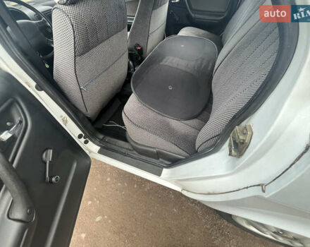 ГАЗ 3110 Волга 2002 в Коростене на Automoto.ua Белый ГАЗ 3110 Волга, объемом двигателя 2.45 л и пробегом 35 тыс. км за 2999 $, фото 19 на Automoto.ua