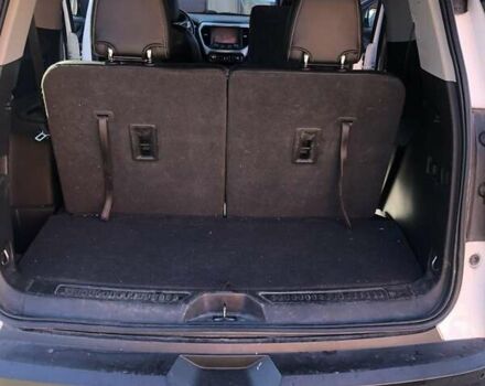 Білий ДжіЕмСі Acadia, об'ємом двигуна 2 л та пробігом 125 тис. км за 31990 $, фото 7 на Automoto.ua