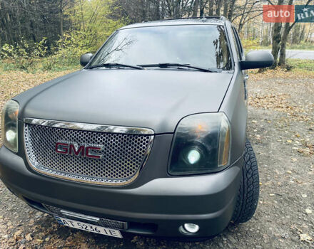 Серый ДжиЭмСи Юкон, объемом двигателя 6.2 л и пробегом 236 тыс. км за 13500 $, фото 6 на Automoto.ua