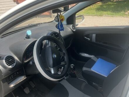 Джили Другая 2014 в Кривом Роге на Automoto.ua Белый Джили Другая, объемом двигателя 1.3 л и пробегом 133 тыс. км за 3400 $, фото 1 на Automoto.ua