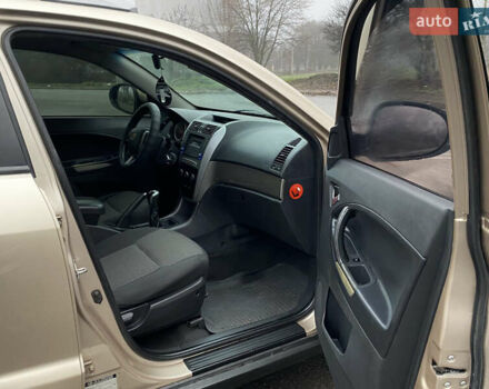 Желтый Джили Эмгранд Х7, объемом двигателя 1.8 л и пробегом 145 тыс. км за 5500 $, фото 10 на Automoto.ua