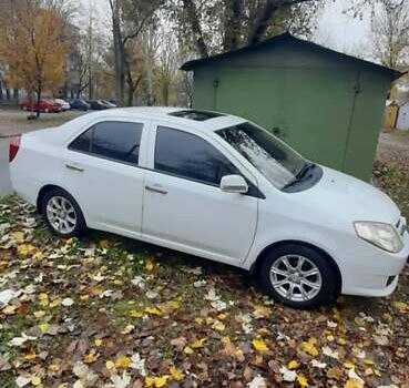 Белый Джили МК, объемом двигателя 1.59 л и пробегом 95 тыс. км за 2600 $, фото 1 на Automoto.ua
