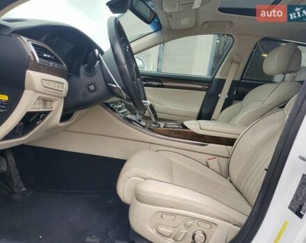 Белый Генезис G90, объемом двигателя 5 л и пробегом 202 тыс. км за 11200 $, фото 6 на Automoto.ua