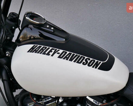 Белый Харлей-Дэвидсон Fat Bob, объемом двигателя 1.75 л и пробегом 18 тыс. км за 21000 $, фото 26 на Automoto.ua