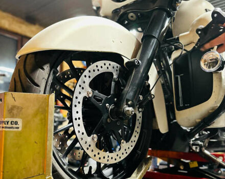 Белый Харлей-Дэвидсон FLHXSE, объемом двигателя 1.8 л и пробегом 42 тыс. км за 17000 $, фото 7 на Automoto.ua