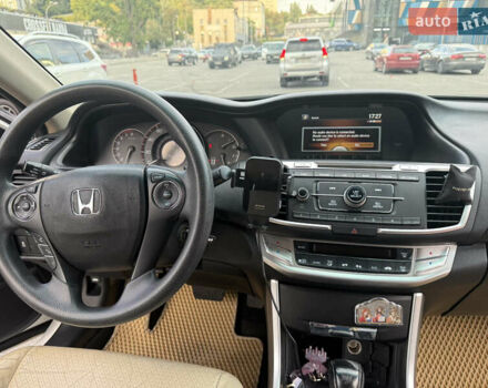 Білий Хонда Аккорд, об'ємом двигуна 2.36 л та пробігом 180 тис. км за 11000 $, фото 7 на Automoto.ua