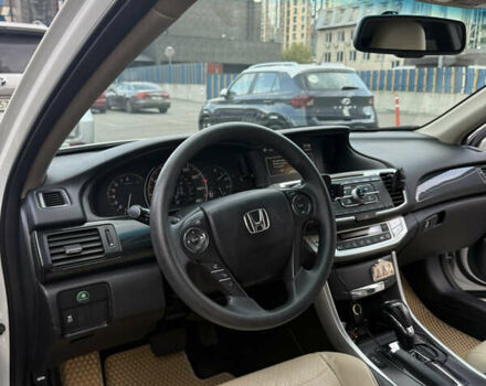 Білий Хонда Аккорд, об'ємом двигуна 2.36 л та пробігом 180 тис. км за 11000 $, фото 5 на Automoto.ua
