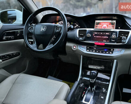 Белый Хонда Аккорд, объемом двигателя 3.47 л и пробегом 140 тыс. км за 12999 $, фото 14 на Automoto.ua