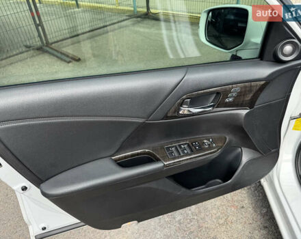 Белый Хонда Аккорд, объемом двигателя 3.5 л и пробегом 229 тыс. км за 16990 $, фото 17 на Automoto.ua