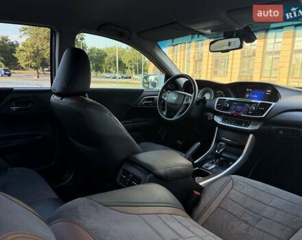 Белый Хонда Аккорд, объемом двигателя 2.4 л и пробегом 170 тыс. км за 13300 $, фото 11 на Automoto.ua