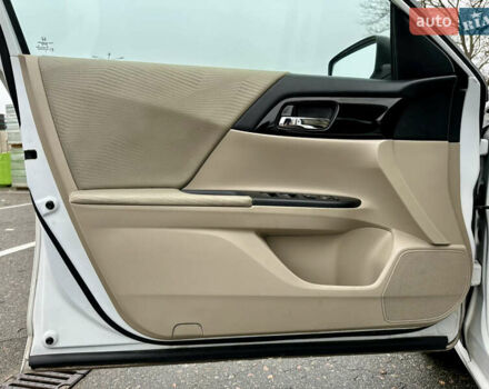 Белый Хонда Аккорд, объемом двигателя 2.35 л и пробегом 187 тыс. км за 12990 $, фото 16 на Automoto.ua