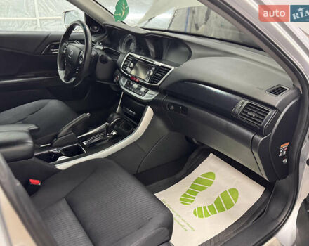 Серый Хонда Аккорд, объемом двигателя 2.36 л и пробегом 180 тыс. км за 9999 $, фото 7 на Automoto.ua