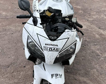 Белый Хонда CBR 1000RR, объемом двигателя 1 л и пробегом 30 тыс. км за 6200 $, фото 1 на Automoto.ua