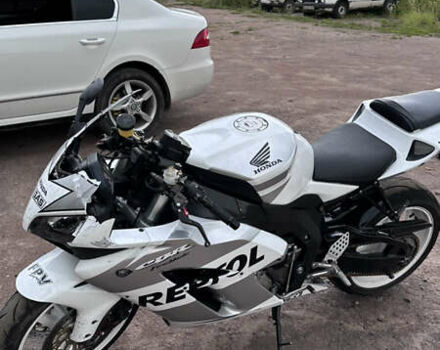 Белый Хонда CBR 1000RR, объемом двигателя 1 л и пробегом 30 тыс. км за 6200 $, фото 3 на Automoto.ua