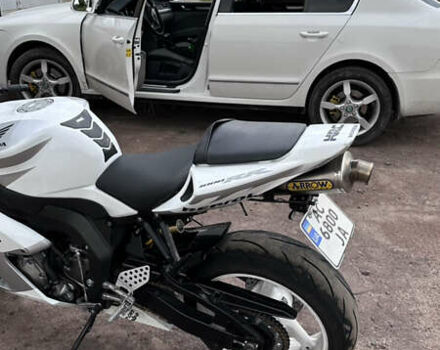 Белый Хонда CBR 1000RR, объемом двигателя 1 л и пробегом 30 тыс. км за 6200 $, фото 4 на Automoto.ua