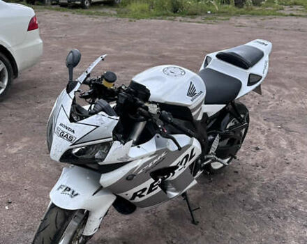 Белый Хонда CBR 1000RR, объемом двигателя 1 л и пробегом 30 тыс. км за 6200 $, фото 2 на Automoto.ua