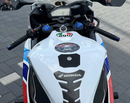 Белый Хонда CBR 1000RR, объемом двигателя 1 л и пробегом 24 тыс. км за 12300 $, фото 23 на Automoto.ua