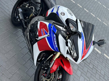 Хонда CBR 1000RR 2012 в Кропивницком (Кировограде) на Automoto.ua Белый Хонда CBR 1000RR, объемом двигателя 1 л и пробегом 24 тыс. км за 11999 $, фото 1 на Automoto.ua