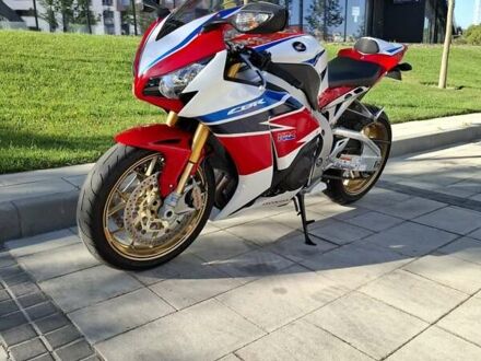 Хонда CBR 1000RR 2014 в Киеве на Automoto.ua Белый Хонда CBR 1000RR, объемом двигателя 0 л и пробегом 25 тыс. км за 13900 $, фото 1 на Automoto.ua