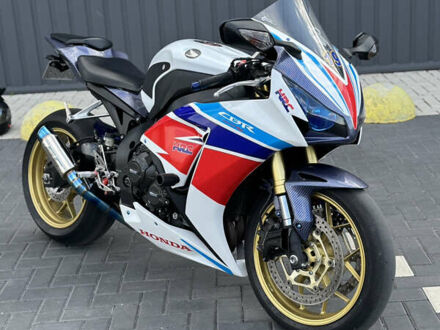 Хонда CBR 1000RR 2014 в Кропивницком (Кировограде) на Automoto.ua Белый Хонда CBR 1000RR, объемом двигателя 1 л и пробегом 24 тыс. км за 12300 $, фото 1 на Automoto.ua