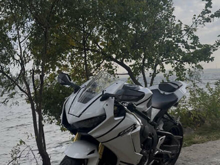Хонда CBR 1000RR 2022 у Запоріжжя на Automoto.ua Білий Хонда CBR 1000RR, об'ємом двигуна 1 л та пробігом 13 тис. км за 16300 $, фото 1 на Automoto.ua