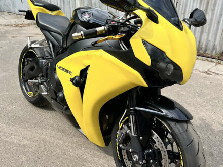 Хонда CBR 1000RR 2008 в Киеве на Automoto.ua Черный Хонда CBR 1000RR, объемом двигателя 1 л и пробегом 50 тыс. км за 7700 $, фото 1 на Automoto.ua