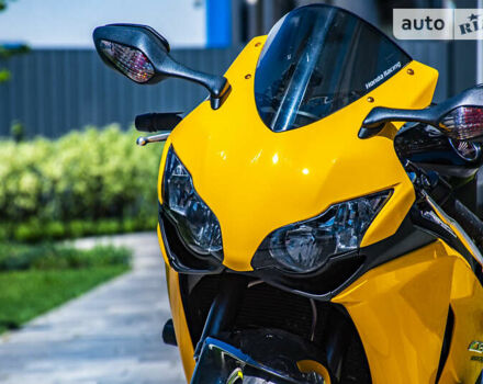 Желтый Хонда CBR 1000RR, объемом двигателя 1 л и пробегом 36 тыс. км за 7999 $, фото 2 на Automoto.ua